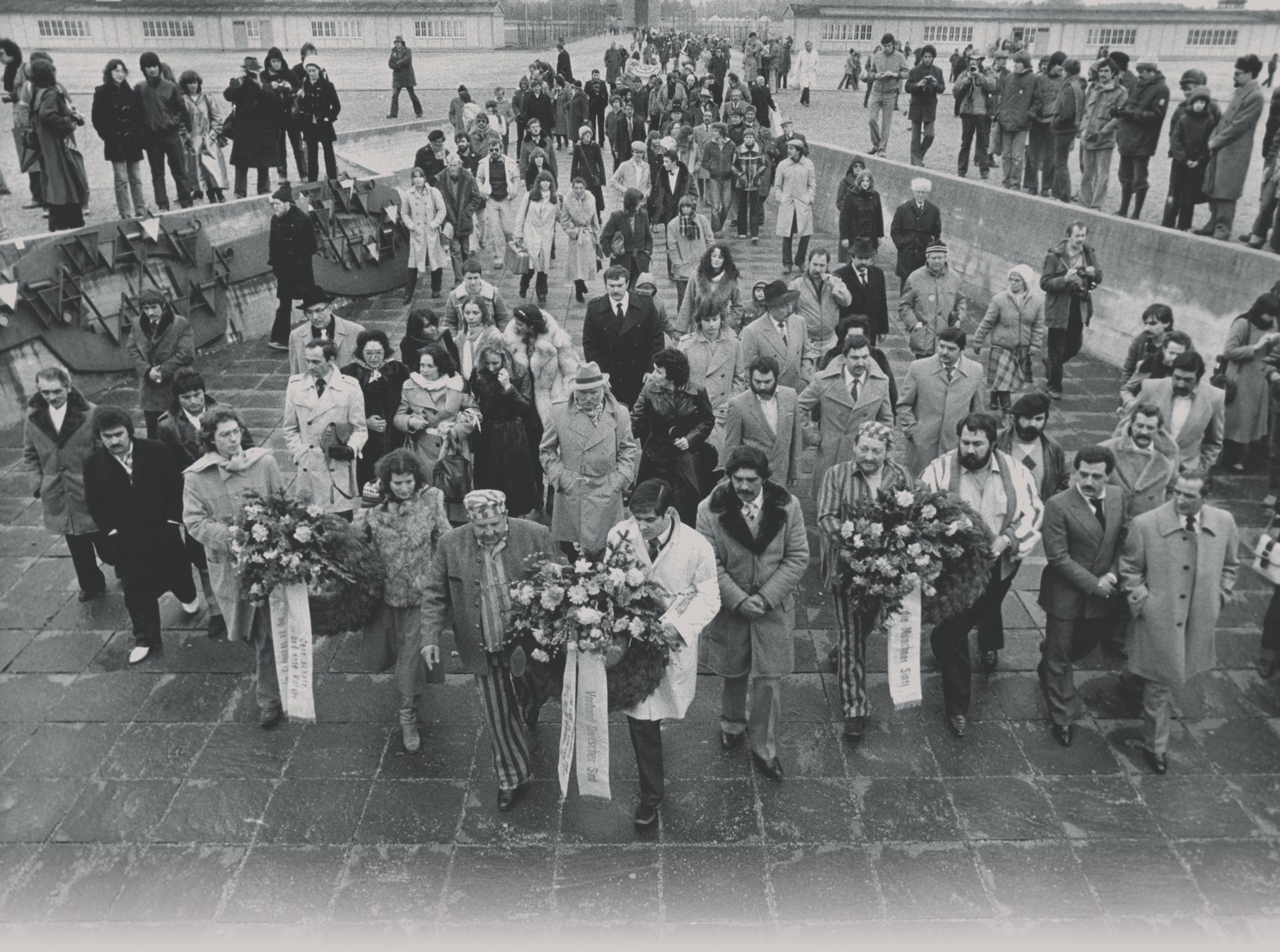 Kranzniederlegung der Hungerstreikenden in der KZ-Gedenkstätte Dachau, 1980